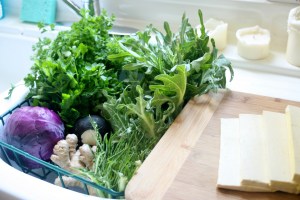This week's haul from Alameda Natural Grocery.  We'll be talking 'bout those two bunches of parsley today (they're in the upper left corner).  That's slices of tofu on the cutting board - I made 'em into a tofu salad, but more on that in another post ...  