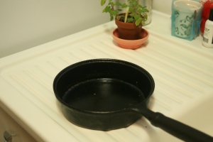 Houseproud kitchen - cleaning cast iron pan step 01