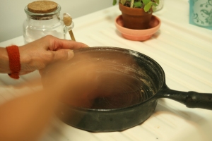 Houseproud kitchen - cleaning cast iron pan step 03