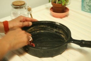 Houseproud kitchen - cleaning cast iron pan step 04