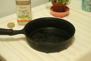 Houseproud kitchen - cleaning cast iron pan step 05